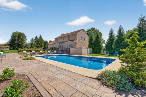 6 Pinewood Road Holland NJ 08848