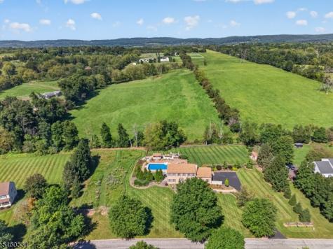6 Pinewood Road Holland NJ 08848