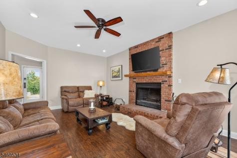 6 Pinewood Road Holland NJ 08848