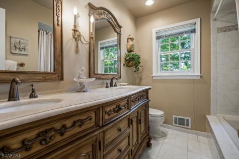 54 Eileen Way Edison NJ 08837