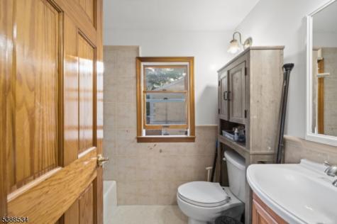 136 Haroldson Place Pompton Lakes NJ 07442