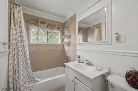 136 Haroldson Place Pompton Lakes NJ 07442
