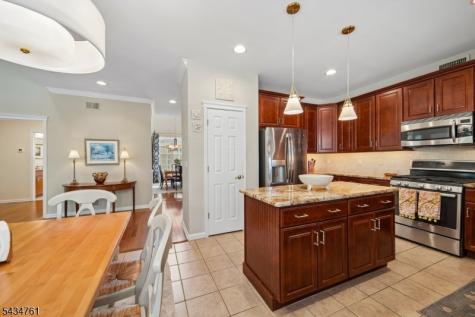 38 Constitution Way Franklin NJ 08873