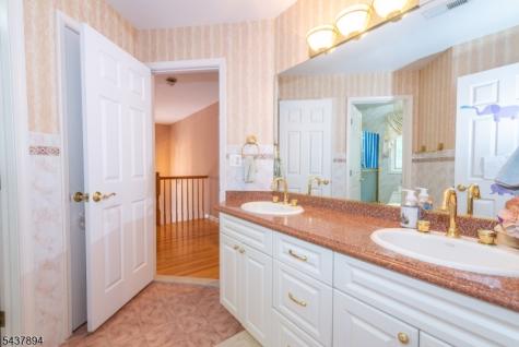 5 Raine Tree Court Kinnelon NJ 07405