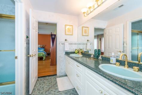 5 Raine Tree Court Kinnelon NJ 07405