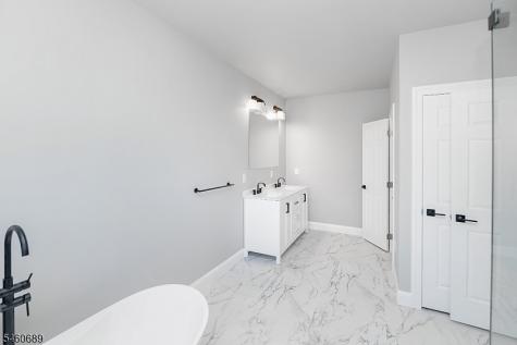 81 Belview Road Lopatcong NJ 08865