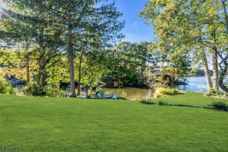 8 Lakeview Court Jefferson NJ 07438