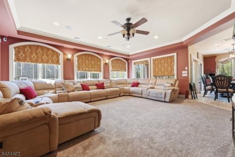 305 Blauvelt Court Paramus NJ 07652