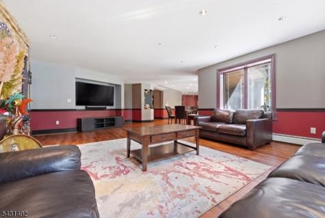 305 Blauvelt Court Paramus NJ 07652