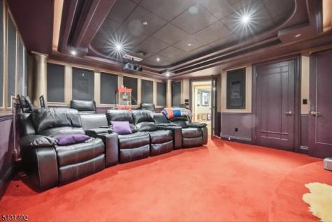 305 Blauvelt Court Paramus NJ 07652