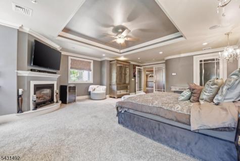 305 Blauvelt Court Paramus NJ 07652