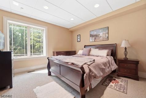 305 Blauvelt Court Paramus NJ 07652