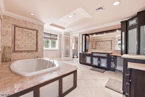 305 Blauvelt Court Paramus NJ 07652
