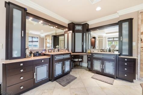 305 Blauvelt Court Paramus NJ 07652