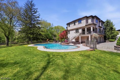 305 Blauvelt Court Paramus NJ 07652