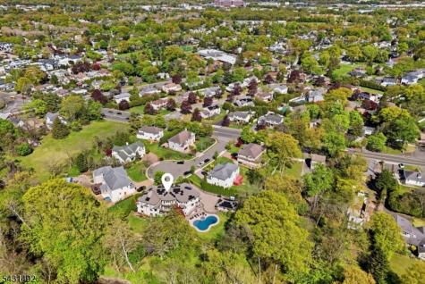 305 Blauvelt Court Paramus NJ 07652