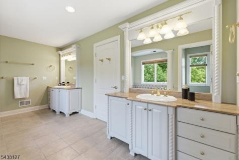 2 Michele Crossing Raritan NJ 08822