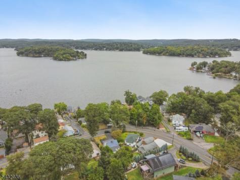 8 Sutton Road Hopatcong NJ 07843