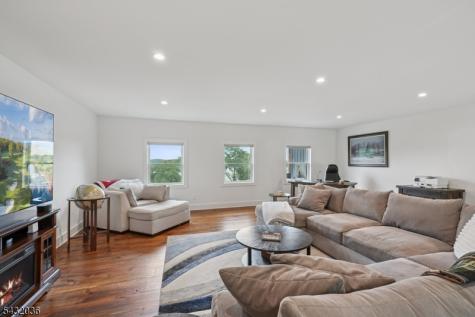 8 Sutton Road Hopatcong NJ 07843