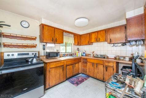 32 Madison Drive Ogdensburg NJ 07439
