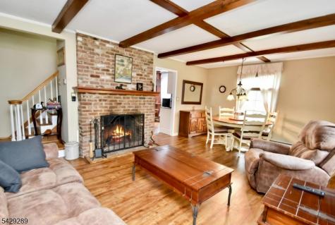 16 Pequot Trail Jefferson NJ 07438