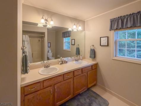 29 Lark Lane Jefferson NJ 07438
