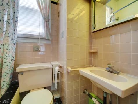 213 Kipp Avenue Elmwood Park NJ 07407