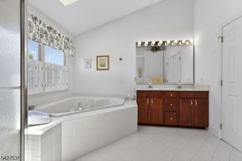 21 Surry Lane Franklin NJ 08802