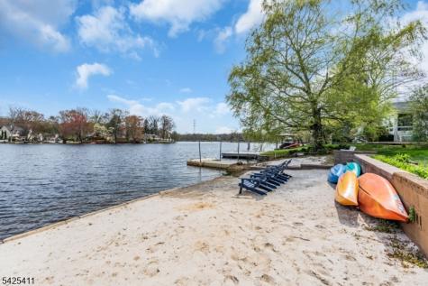 18 W Shawnee Trail Jefferson NJ 07885