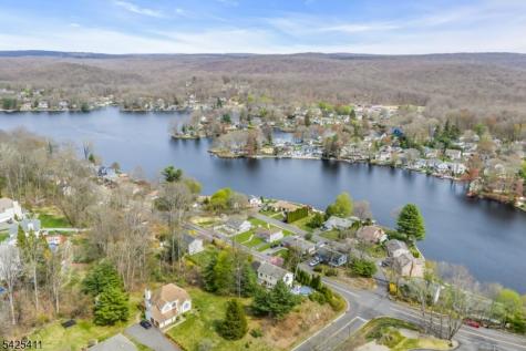 18 W Shawnee Trail Jefferson NJ 07885