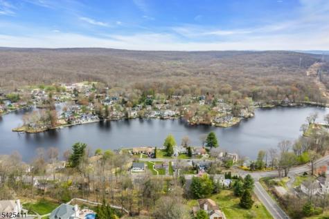 18 W Shawnee Trail Jefferson NJ 07885