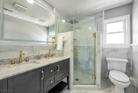 530 5TH Avenue Lyndhurst NJ 07071