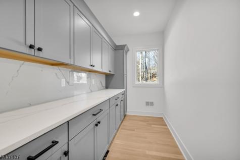 31 Ashwood Drive Livingston NJ 07039