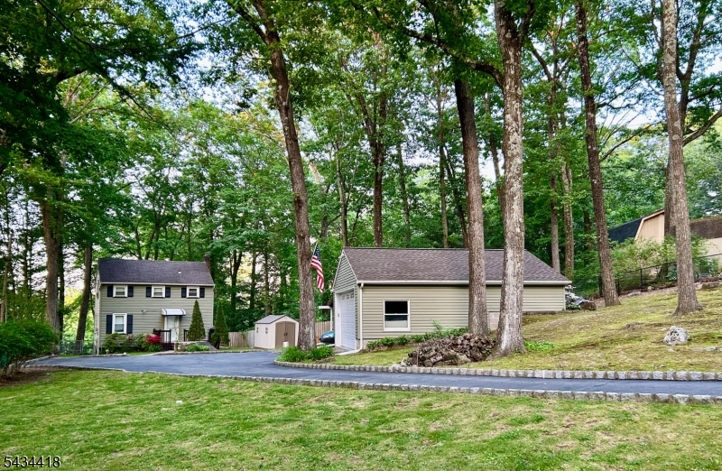 17 Highland Road Bloomingdale NJ 07403