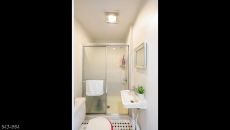 61 W Clay Avenue Roselle Park NJ 07204
