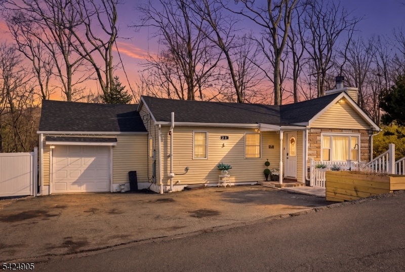 23 Roosevelt Trail Hopatcong NJ 07843