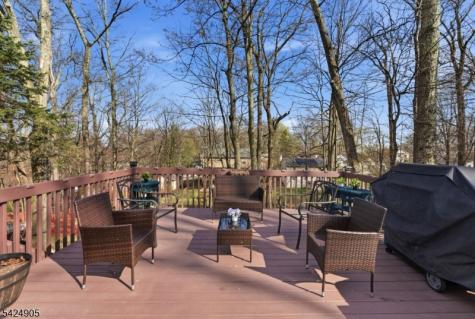 23 Roosevelt Trail Hopatcong NJ 07843