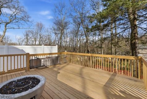 23 Roosevelt Trail Hopatcong NJ 07843