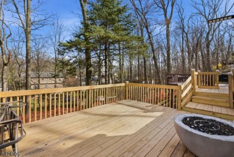 23 Roosevelt Trail Hopatcong NJ 07843