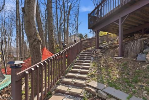23 Roosevelt Trail Hopatcong NJ 07843