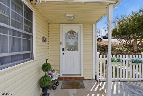 23 Roosevelt Trail Hopatcong NJ 07843