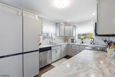 23 Roosevelt Trail Hopatcong NJ 07843
