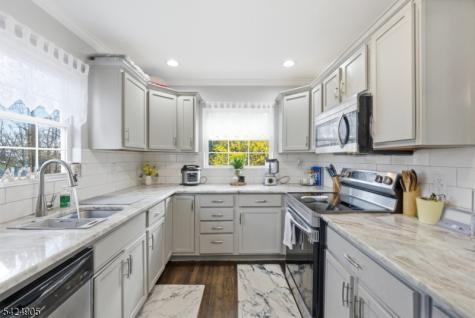23 Roosevelt Trail Hopatcong NJ 07843