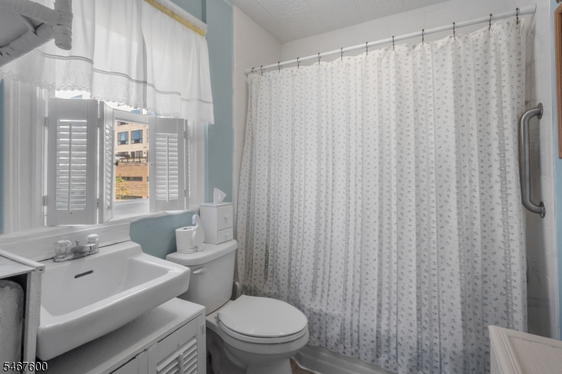 8315 4TH Avenue North Bergen NJ 07047