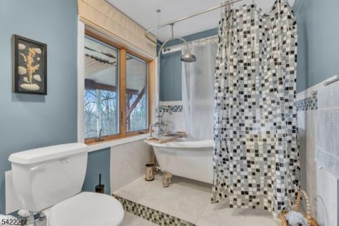 48 Blossom Road Hampton NJ 08827