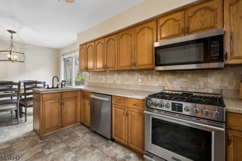 10 De Lazier Place Bloomingdale NJ 07403