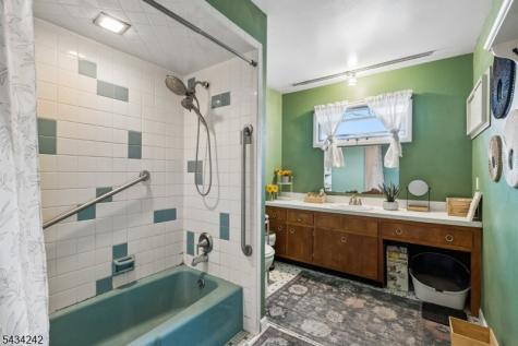 10 De Lazier Place Bloomingdale NJ 07403