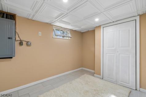 10 De Lazier Place Bloomingdale NJ 07403