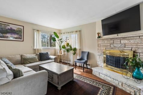10 De Lazier Place Bloomingdale NJ 07403