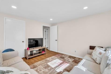 33 Oak Avenue Pequannock NJ 07440